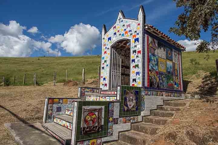 A cidade possui grande influência de comunidades quilombolas, principalmente na cultura e na arte. O principal exemplo é o histórico Bairro do Quilombo, o qual manteve suas características desde a sua formação, em 1888, quando era, à época, habitado por ex-escravos. Reprodução: Flipar