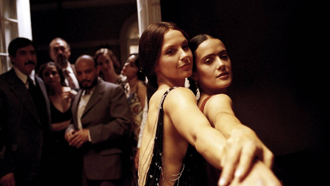 No filme 'Frida', de 2002, Selma Hayek e Ashley Judd em dança sensual. A relação das duas retrata os casos homossexuais da pintora mexicana. Foto: Reprodução