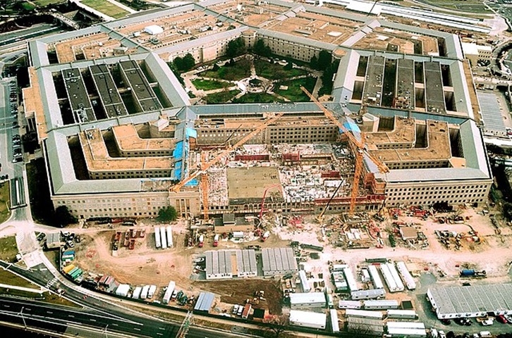  Por ser um dos símbolos do poderio americano, o Pentágono tornou-se alvo dos terroristas do maior atentado da história do país, em  11 de setembro de 2001. Além das Torres Gêmeas do World Trade Center, o Pentágono também foi o destino dos suicidas comandados por Bin Laden.   Reprodução: Flipar