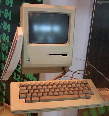 Em 1984, foi lançado o Apple Macintosh 512 Kb, produto concebido para ser computador pessoal com redução de custos, para venda em massa. 