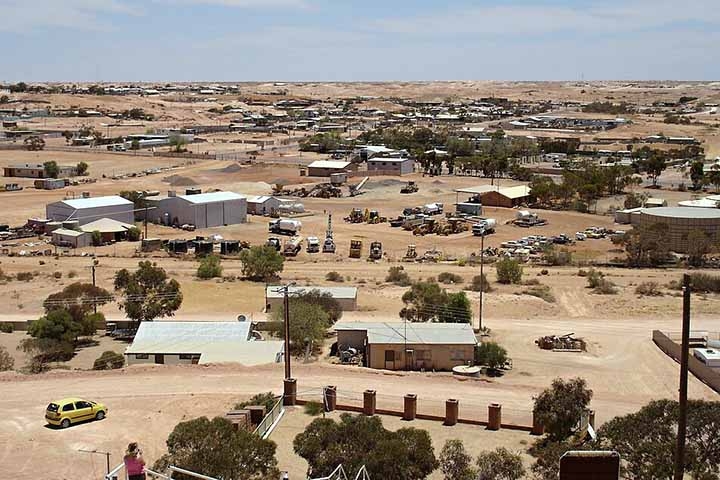 A luz natural em alguns ambientes das residências também é proveniente de tubos que cortam verticalmente a terra. 
 Reprodução: Flipar