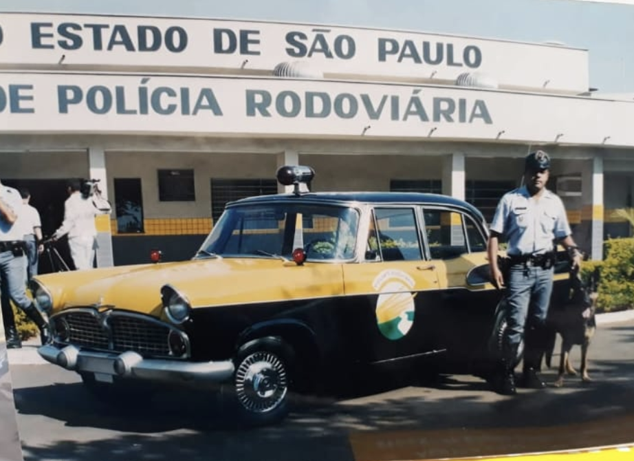 Sargento Claudemir Roque com a viatura do Vigilante Rodoviário. Foto: Reprodução/Facebook