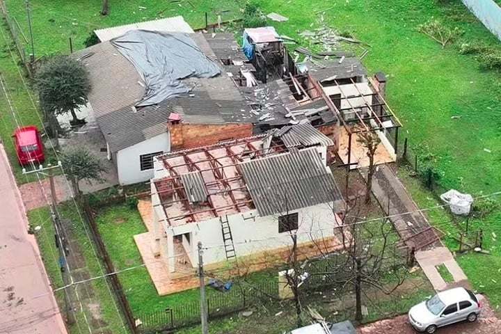 No Brasil, o fenômeno já causou estragos também no Rio Grande do Sul. Em junho/24, uma microexplosão atingiu a área de São Luiz Gonzaga, no Noroeste do estado. Reprodução: Flipar