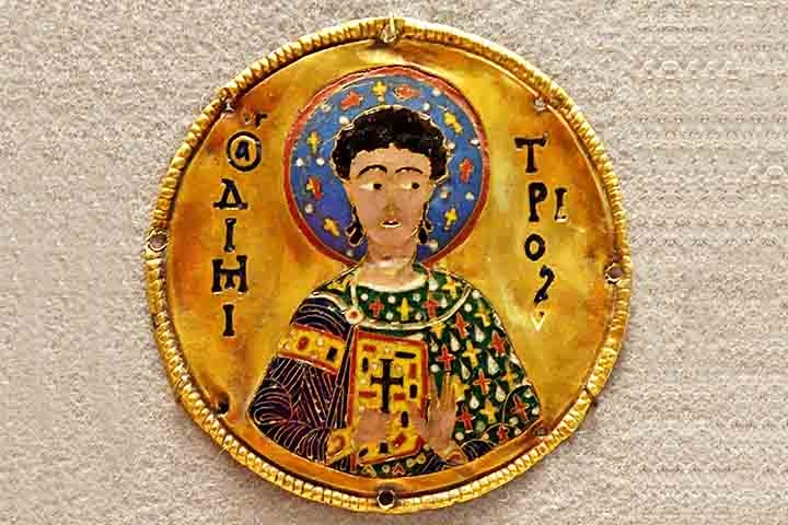 Nela, tiras bem finas de metal são coladas sobre uma superfície para formar um desenho. Os compartimentos são preenchidos com esmaltes coloridos, que são comprimidos e polidos até que se chegue ao acabamento pretendido.
 Reprodução: Flipar