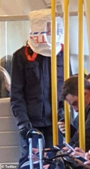 Homem aposta em garrafa na cabeça para se proteger do coronavírus. Foto: Reprodução/Twitter