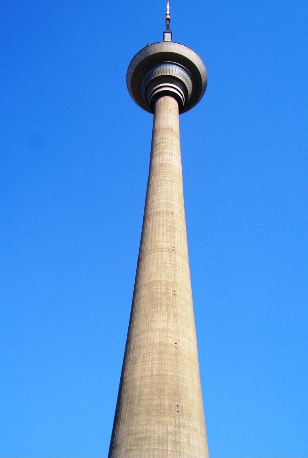 Tianjin Radio e TV Tower - 415 metros - China - Funciona desde 1991. Com vista panorâmica, ela oferece aos turistas uma bela contemplação do horizonte. Além de servir como torre de comunicação, ela conta com restaurantes e lojas de conveniência. Reprodução: Flipar