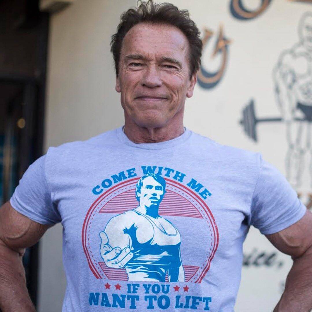 A primeira vez de Arnold Schwarzenegger no carnaval do Brasil foi em 1983 e até um documentário foi feito mostrando o astro apalpando as mulatas e aprendendo a falar "bunda". Foto: Reprodução/Instagram