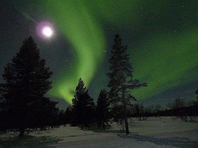 As chamadas tempestades solares têm o potencial de aumentar a ocorrência das auroras boreais, visto que elas aumentam a quantidade de energia solar recebida pelo planeta.