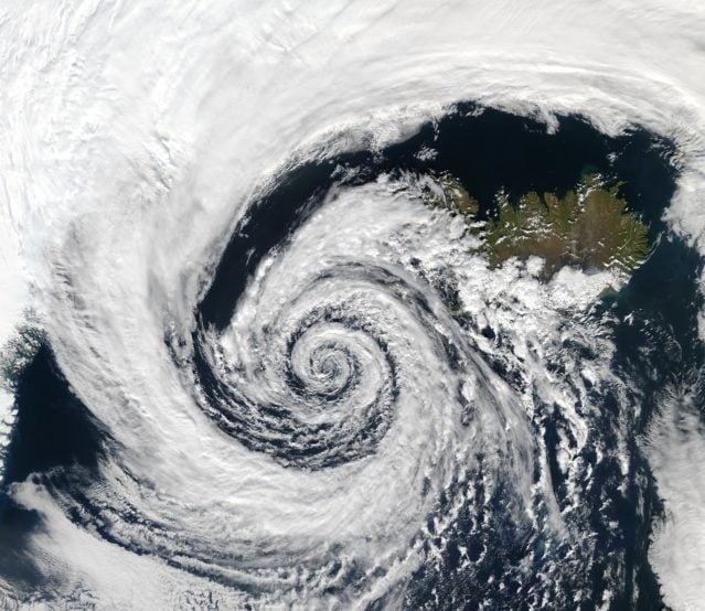 Essa intensificação é medida pela queda brusca da pressão atmosférica no centro do sistema: quando atinge pelo menos 24 milibares (mbar) em 24 horas, o sistema é classificado como um ciclone-bomba. Reprodução: Flipar