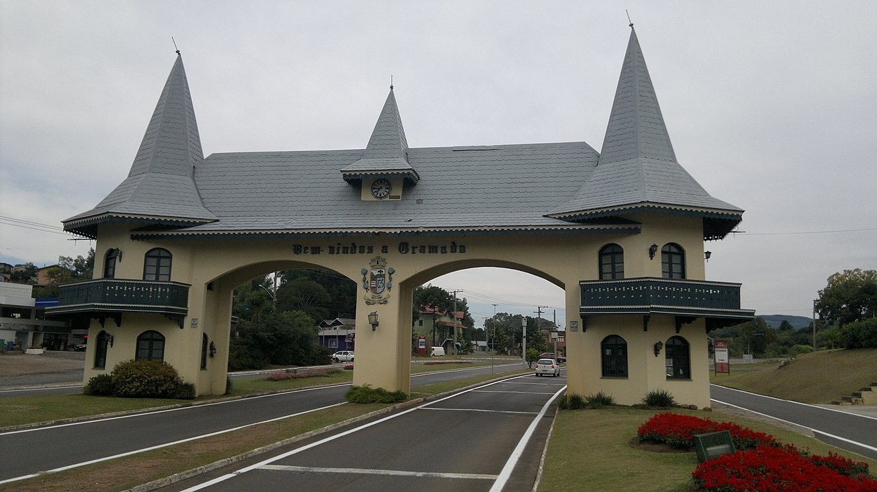 A cidade de Gramado, no Rio Grande do Sul, tem um belo pórtico que acaba valorizando ainda mais o município famoso pela arquitetura em estilo europeu e pelo Natal Luz, em que a iluminação especial atrai turistas de várias partes do Brasil e até do exterior.  Reprodução: Flipar
