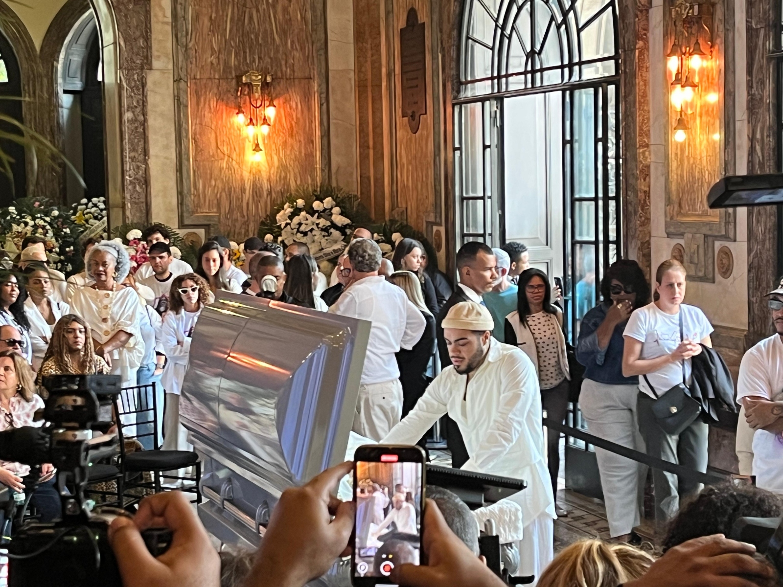 Filho único da artista, Francisco Gil se despediu da mãe.. Foto: João Pedro Lima/Portal iG