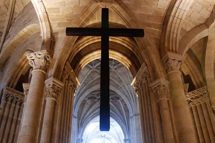 Cruz Latina – Símbolo do cristianismo, sua origem remonta à crucificação de Jesus Cristo. Representa sacrifício, fé e redenção, sendo a cruz mais reconhecida mundialmente Reprodução: Flipar