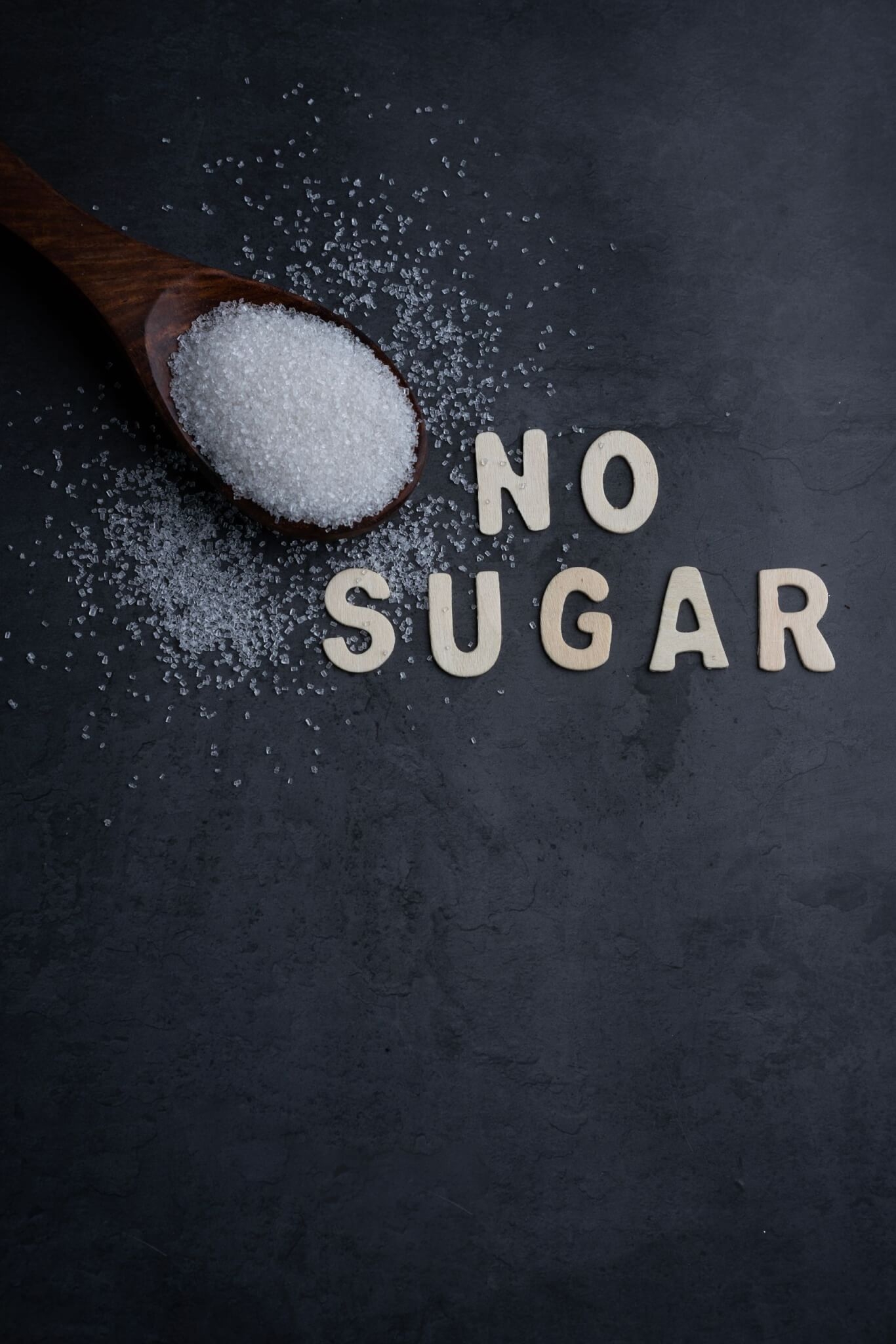 8. Opte por não utilizar açúcar É indicado evitar a adição de açúcar no chá. Porém, caso não consiga ingerir sem ser adoçado, opte pelo mel. Reprodução: EdiCase
