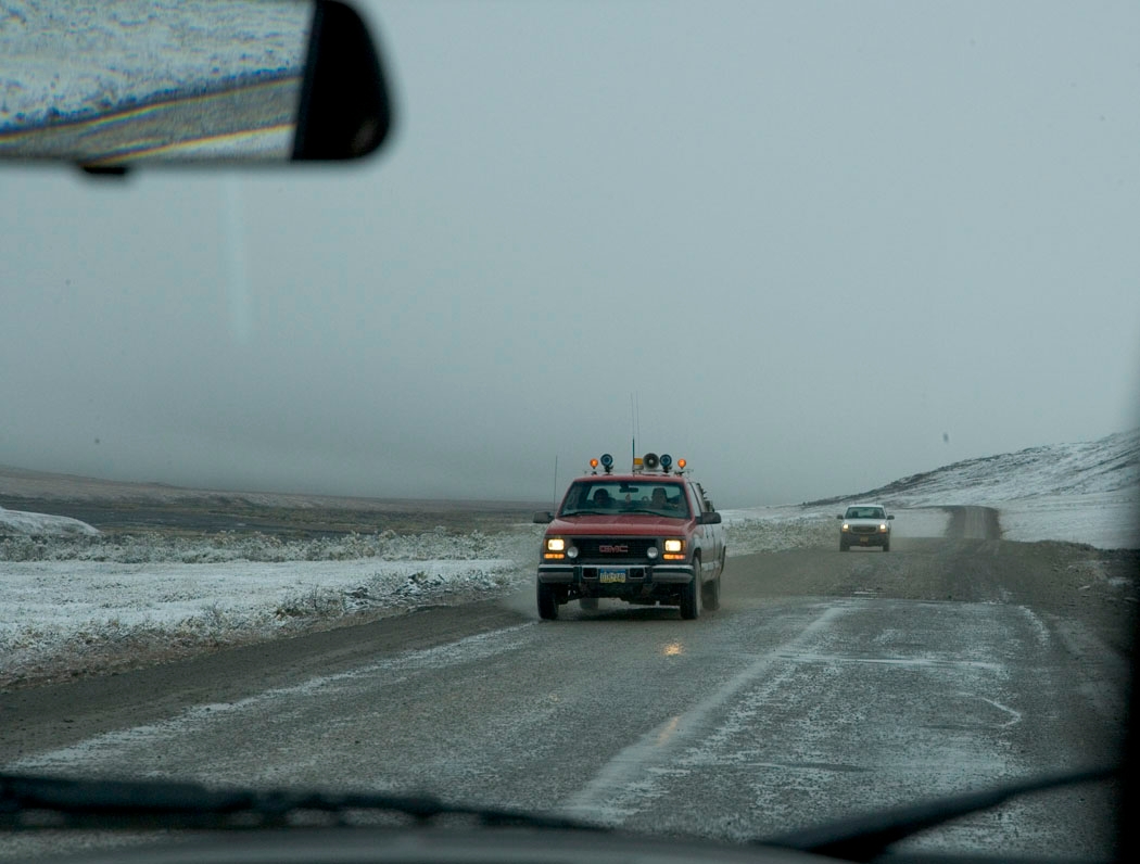 Além disso, os motoristas devem estar atentos às mudanças do tempo. A estrada não tem asfalto, somente terra e cascalho, e fica escorregadia com a neve.  Reprodução: Flipar