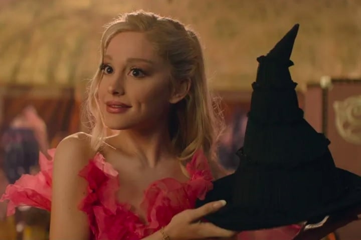 Ariana Grande, aliás, fez história ao conquistar sua primeira indicação ao Oscar, na categoria de Melhor Atriz Coadjuvante e pode engrandecer ainda mais esse feito se faturar o prêmio. Conheça mais sobre ela! Reprodução: Flipar
