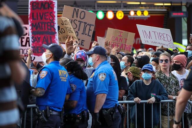 Manifestantes protestam em Nova York após a morte de Floyd por um policial branco. Foto: William Volcov/Brazil Photo Press/Agencia O Globo