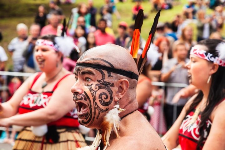 Entre os povos polinésios, especialmente os samoanos e maoris, as tatuagens têm um papel central na identidade pessoal e na conexão com os antepassados, sendo um símbolo de bravura e hierarquia. Reprodução: Flipar