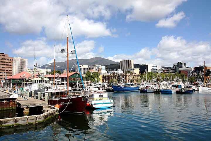 A capital, Hobart, é uma das cidades mais antigas da Austrália e combina arquitetura colonial com um ambiente artístico vibrante. Reprodução: Flipar