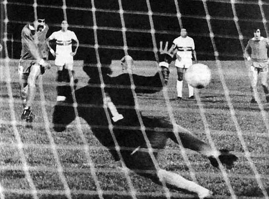 1974: Independiente x São Paulo - A equipe argentina emplacou a terceira de quatro conquistas consecutivas ao vencer o Tricolor por 1 a 0 no jogo desempate, no 	Estádio Nacional, em Santiago, no Chile. - Foto: El Gráfico/Domínio Público/Wikimedia Commons