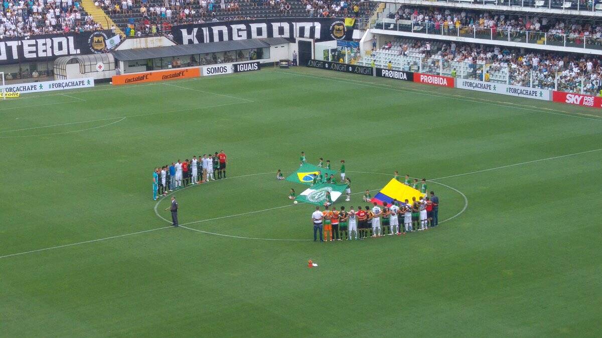 Homenagem para a Chape na Vila antes de Santos e América-MG. Foto: Reprodução