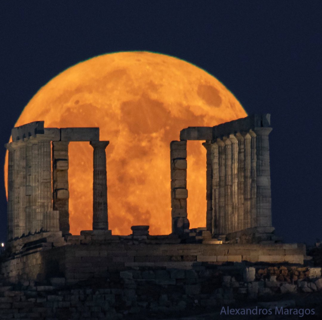 A imagem captura a superlua azul próxima do seu tamanho máximo, elevando-se majestosa sobre o Templo de Poseidon, na Grécia. Reprodução/APOD NASA / Alexandros Maragos