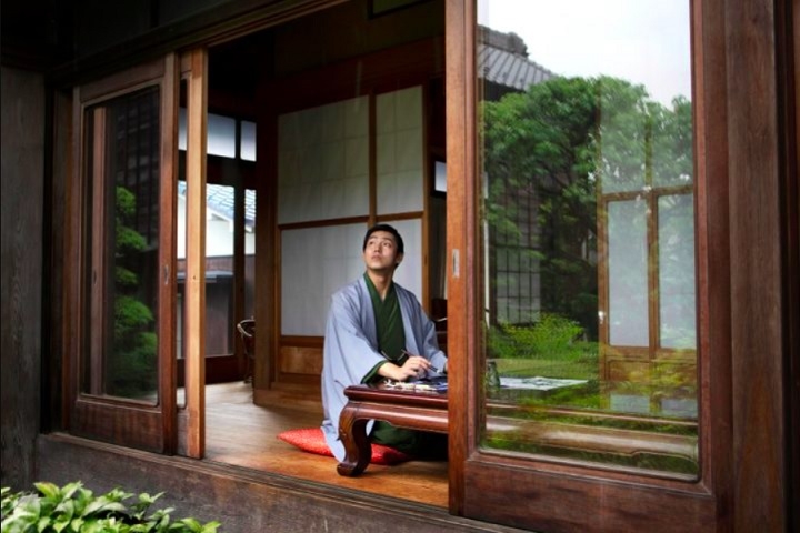 Muitas casas japonesas misturam elementos antigos com toques contemporâneos. Tatames, portas de correr (fusuma e shoji), e genkan (área de entrada onde se tiram os sapatos) são comuns, mesmo em casas modernas. Reprodução: Flipar