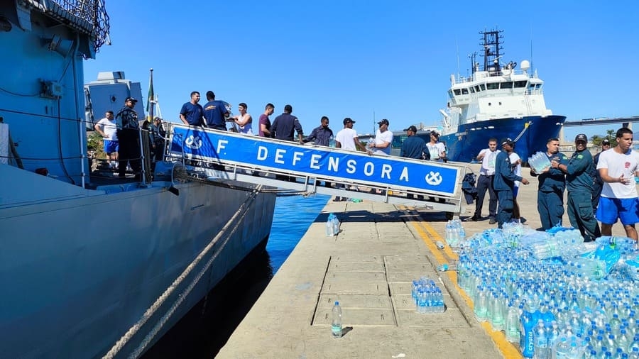 A fragata Defensora é uma delas. Zarpou de NIterói, na Região Metropolitana do Rio de Janeiro, carregando 27 toneladas de água potável, 
3 toneladas de alimentos, além de material de limpeza, roupas e ração para cachorro. 
 Reprodução: Flipar