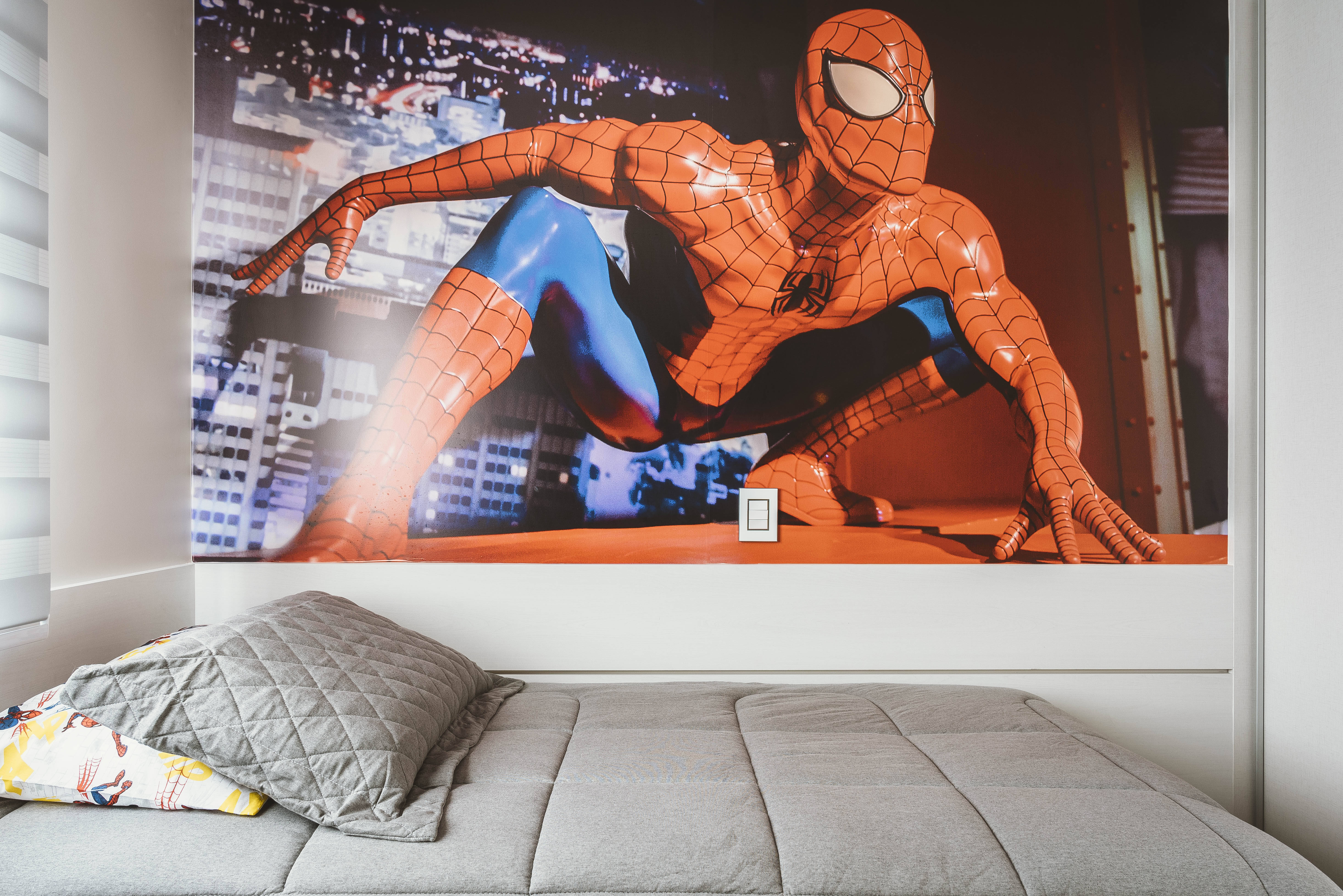 Neste quarto projetado pelo escritório Meet Arquitetura, um papel de parede do Homem Aranha foi instalado perto da cama. Foto: Henrique Ribeiro