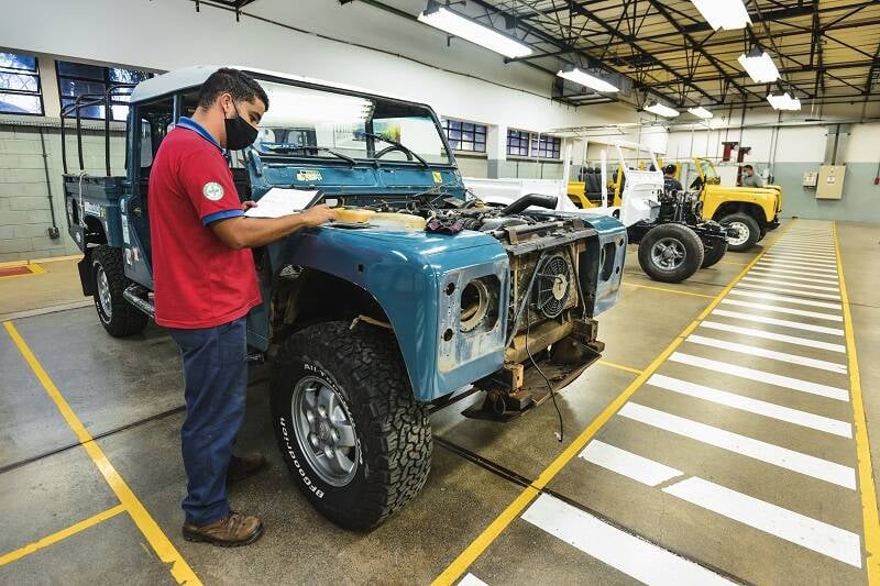 Clínica de Restauração da Jaguar Land Rover restaurando modelos Defender. Foto: Divulgação Jaguar Land Rover
