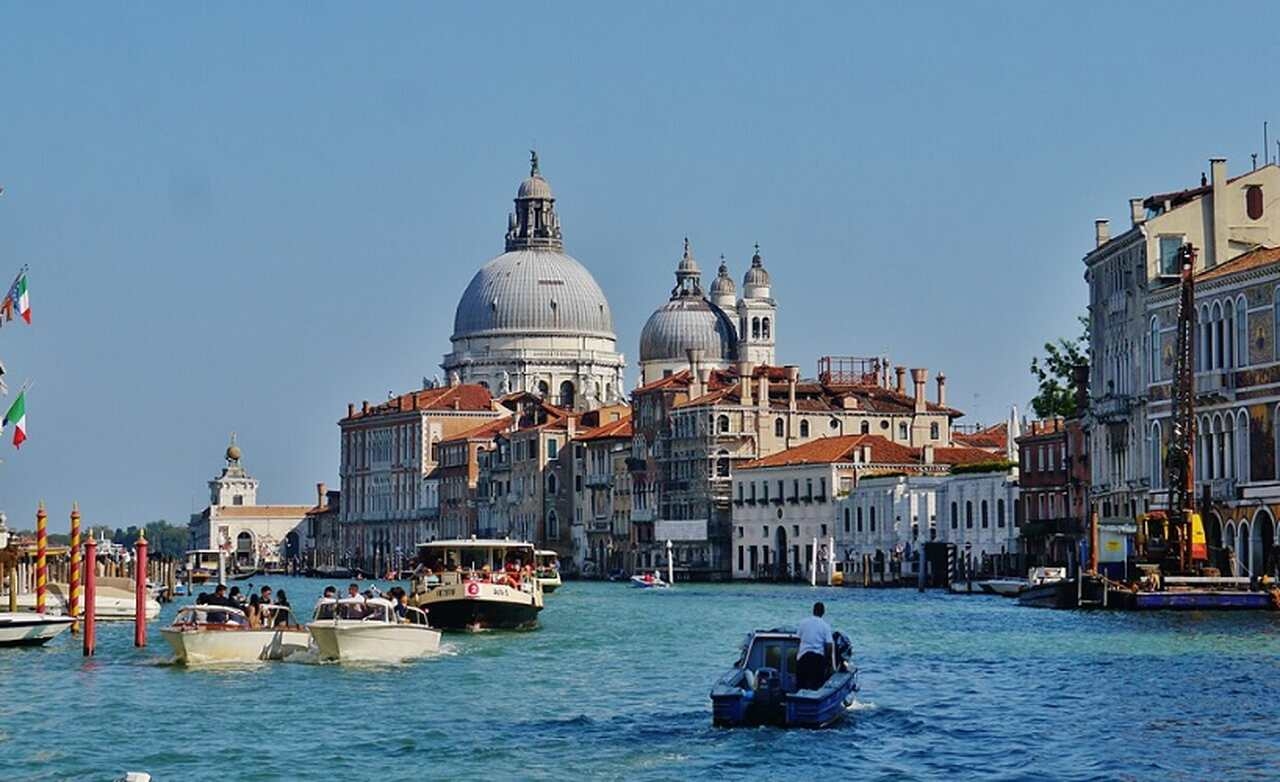 Grande Canal (século IX): A principal via navegável de Veneza, que serpenteia por 3,8 km. Suas margens são adornadas por palácios e edifícios históricos dos séculos XIII ao XVIII Reprodução: Flipar