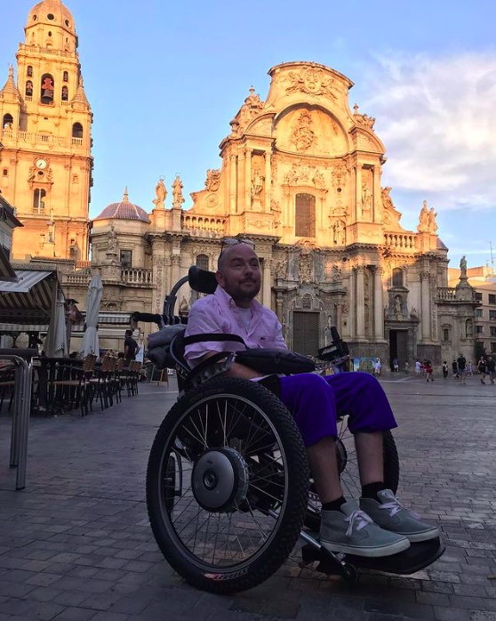 Infelizmente, o rapaz, que tinha 25 anos na época, quebrou o pescoço e ficou paraplégico.  