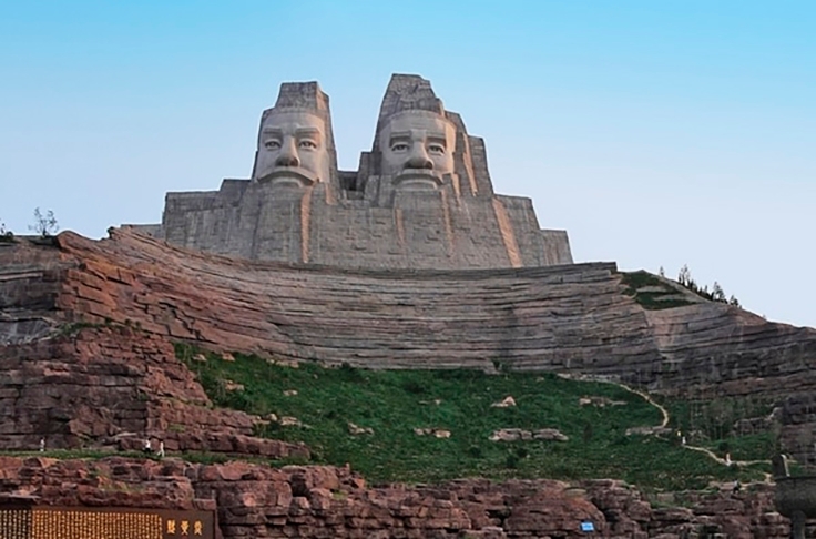 Imperadores Yan e Huang (China) - 106m - Fica em Zhenghou. Esculpida numa montanha à margem do rio Amarelo, precisou de 20 anos para ser finalizada.  Só os bustos têm 51 metros, foram a escultura feita na rocha que serviu para sustentar os rostos. Reprodução: Flipar