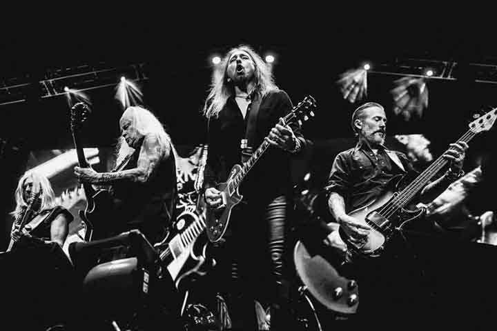 Aos poucos, a banda foi consolidando uma formação marcada pelo uso de três guitarras, característica que se tornaria uma de suas marcas registradas.
 Reprodução: Flipar