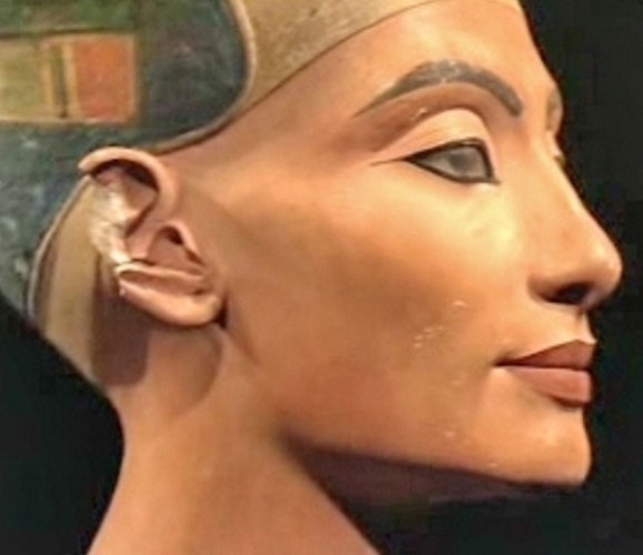 A escultura de Nefertiti foi descoberta em condições notáveis de preservação, exceto por algumas imperfeições nos lóbulos das orelhas. O busto foi esculpido sobre uma base de calcário, coberta por estuque, com detalhes que capturam a beleza e a serenidade da rainha. Reprodução: Flipar