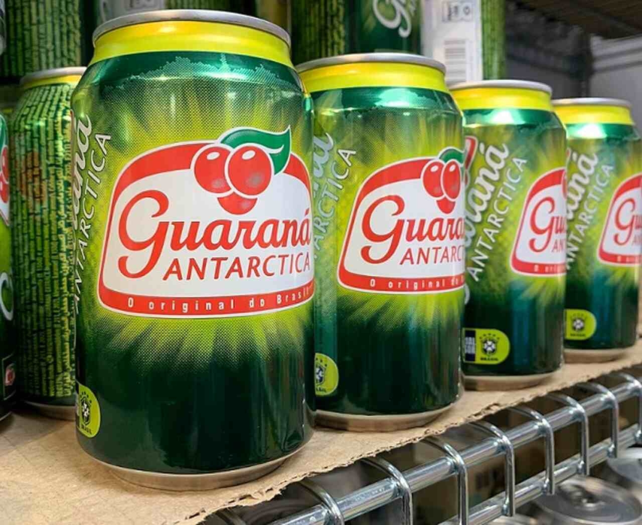 Hoje em dia, o guaraná é um dos sabores mais tradicionais e consumidos no Brasil, com diversas marcas de refrigerantes e outras bebidas à base de guaraná no mercado. Reprodução: Flipar