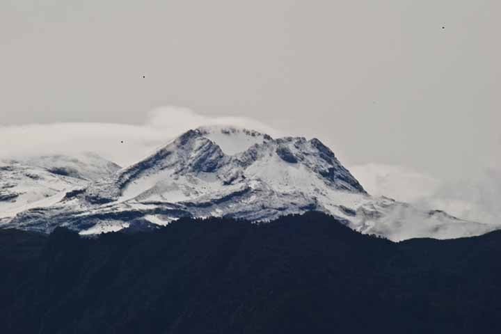 Nevado del Ruiz é um vulcão nevado (em seu cume possui neve eterna apesar de estar ativo), situado na cordilheira Central, na Colômbia, nas áreas de Caldas e Tolima. Atinge os 5.321 metros de altitude no cume e é o mais setentrional e maior desta cadeia vulcânica. Reprodução: Flipar