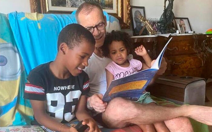 O senador Contarato lê histórias para os filhos Gabriel e Mariana. Foto: Reprodução/Instagram