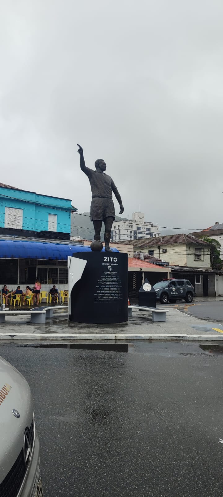 Torcedores chegam à Vila Belmiro para homenagear Pelé . Foto: eduardo lucizano