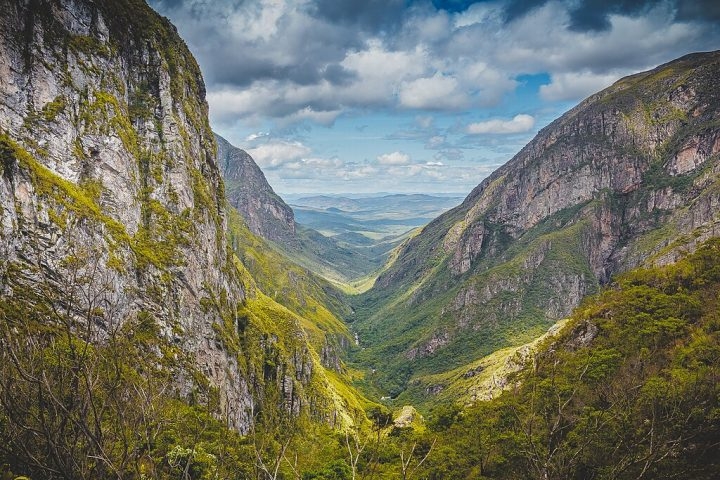 Fica a cerca de 100 km de Belo Horizonte, dentro do Parque Nacional da Serra do Cipó e da Área de Proteção Ambiental Morro da Pedreira. Reprodução: Flipar