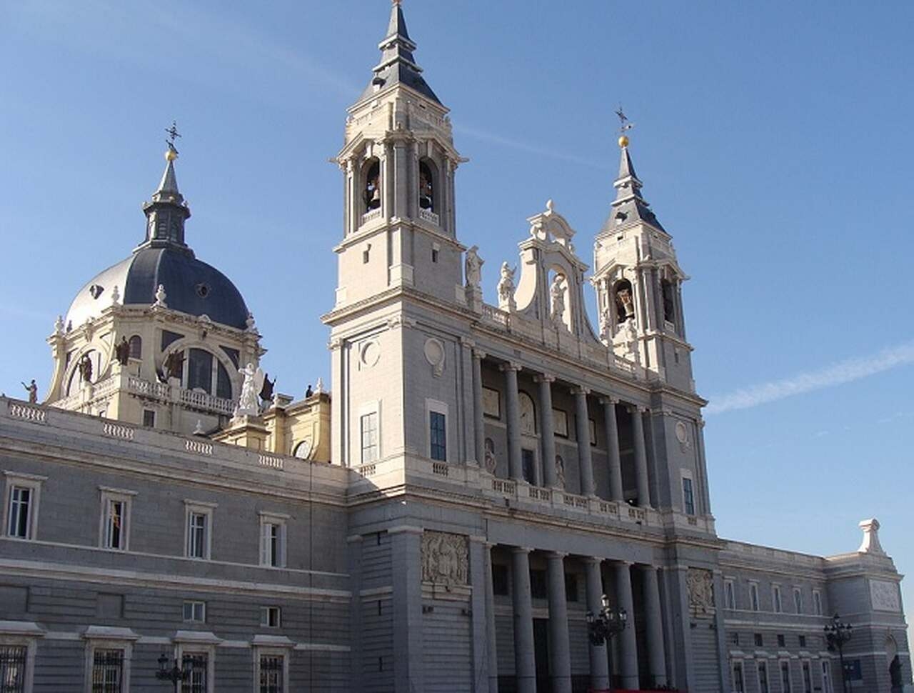 Madrid, a capital da Espanha, é uma cidade vibrante e cosmopolita, conhecida por sua rica história e cultura. Com grandiosas praças, como a Puerta del Sol e a Plaza Mayor, o local abriga também museus renomados, como o Museu do Prado. Conheça os principais pontos turísticos da região: 