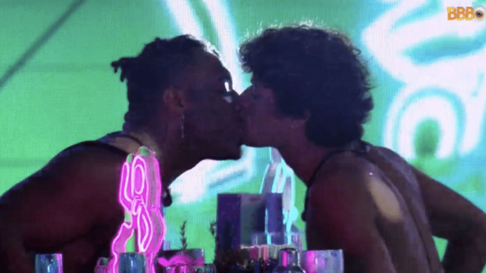 Fred Nicácio e Gabriel Santana se beijaram na primeira festa do 'BBB 23'. Foto: Reprodução/Globo - 19.01.2023