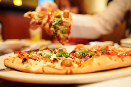 Pizza: uma fatia de pizza de muçarela = 24 beijos. Foto: Thinkstock/Getty Images