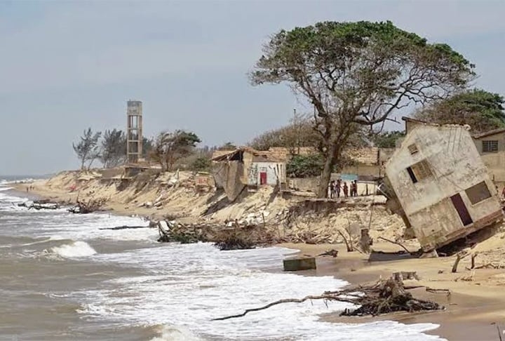 A faixa de areia vai sendo tomada e os imóveis ficam sem sustentação em seus alicerces. 