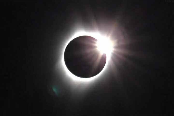 No eclipse de 2017, o período mais longo de sua totalidade aconteceu próximo a Carbondale, Illinois e durou de 2 minutos e 42 segundos.  Reprodução: Flipar
