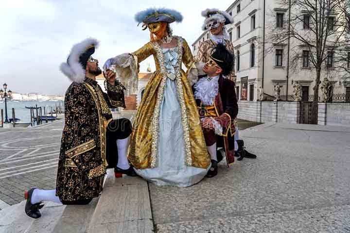 Na trama, eles são personagens de uma sátira social que se envolvem em um triângulo amoroso. Pierrot ama a Colombina, que, por sua vez, ama e tenta atrair Arlequim.
 Reprodução: Flipar