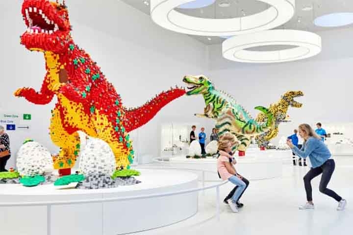 No interior da Lego House há inúmeras atividades educativas, lojas, restaurantes e até dinossauros reproduzidos com peças de Lego.

 Reprodução: Flipar