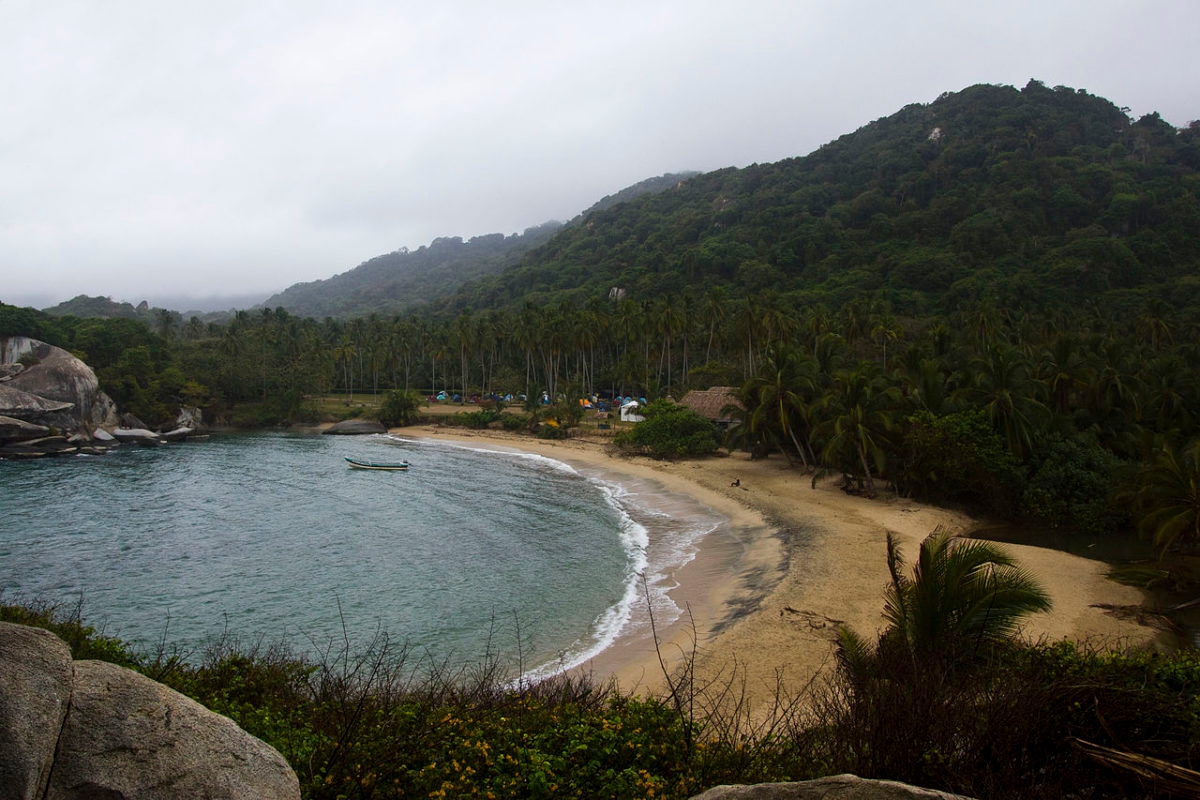 7) Cabo San Juan del Guía (Parque Nacional Natural Tayrona, Colômbia): A praia, que fica a cerca de 45 minutos de caminhada da entrada do parque em Calabazo, é cercada por uma exuberante floresta tropical, que oferece vistas deslumbrantes e oportunidades para caminhadas e observação da vida selvagem. Reprodução: Flipar