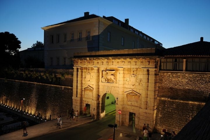 Zadar também tem muralhas dos séculos 8 e 11 no entorno da cidade. Patrimônios que se juntam a igrejas e conventos na antiguidade.  Reprodução: Flipar