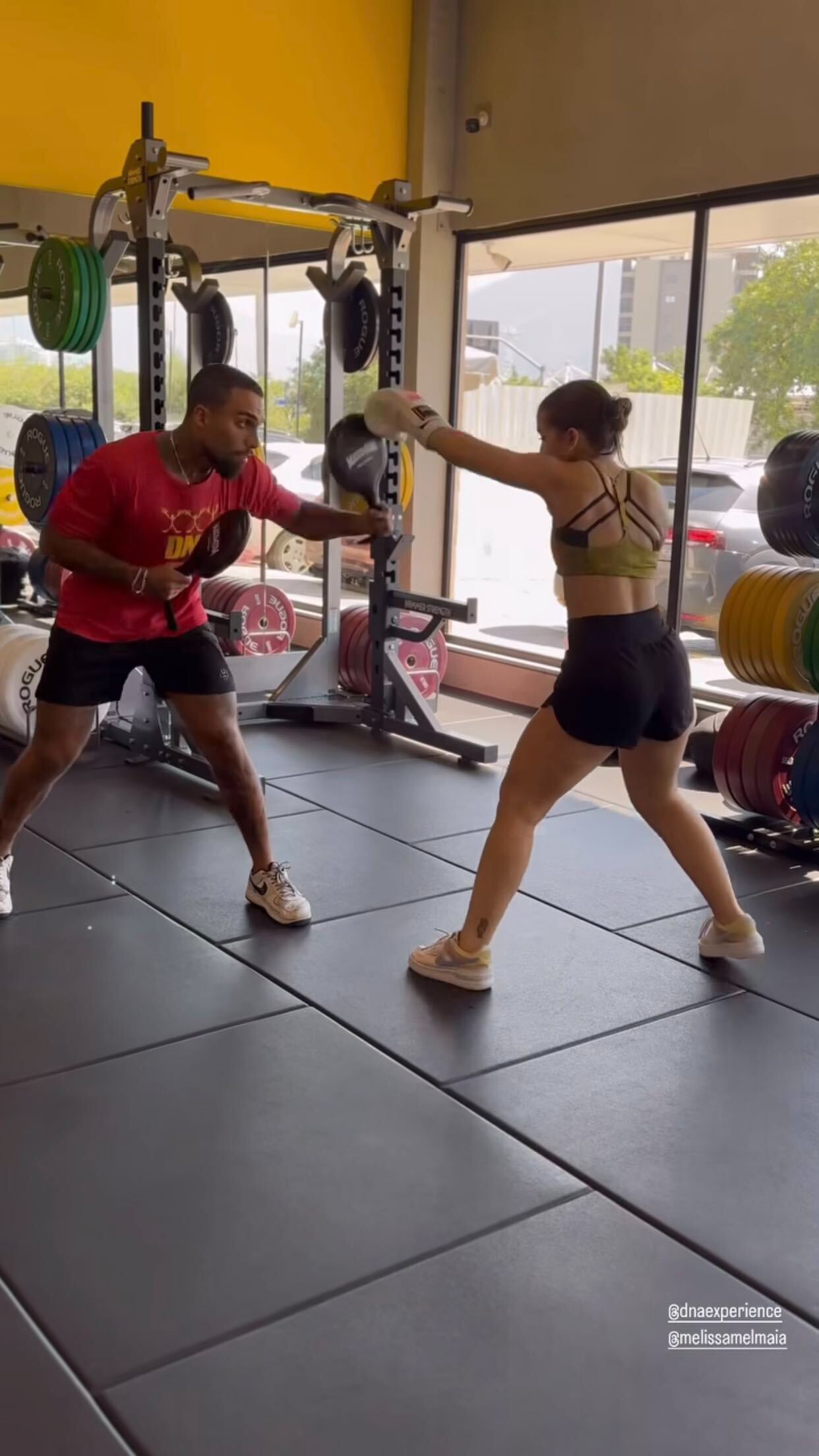 Mel Maia ostenta corpo sarado de top e shorts durante treino; fotos Reprodução/Instagram