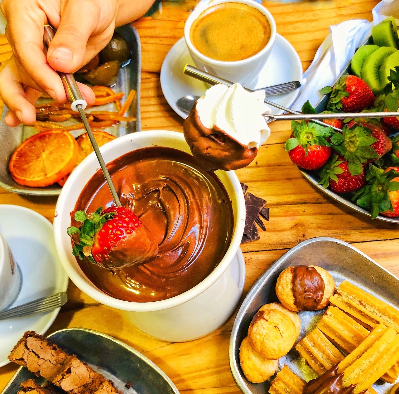 A gastronomia francesa influenciou não apenas os ingredientes utilizados, mas também a experiência gastronômica sofisticada associada ao fondue. Reprodução: Flipar